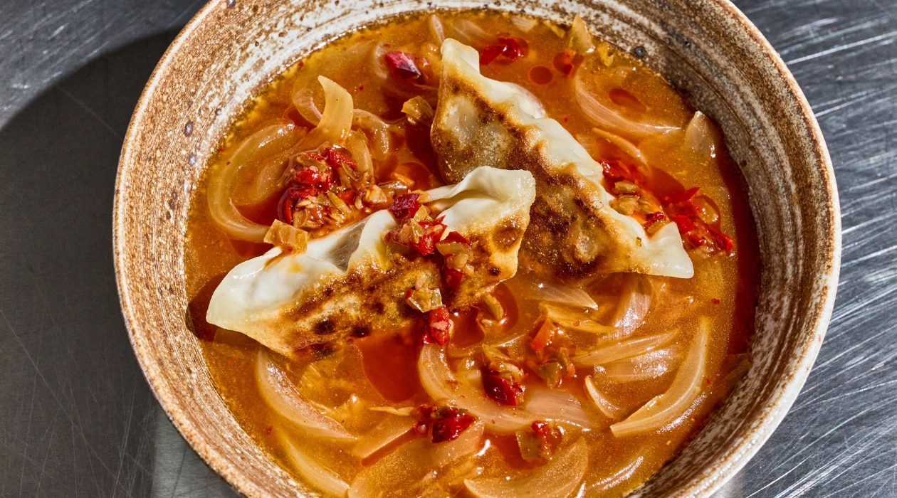 Uiensoep met kimchee en gyoza Recept